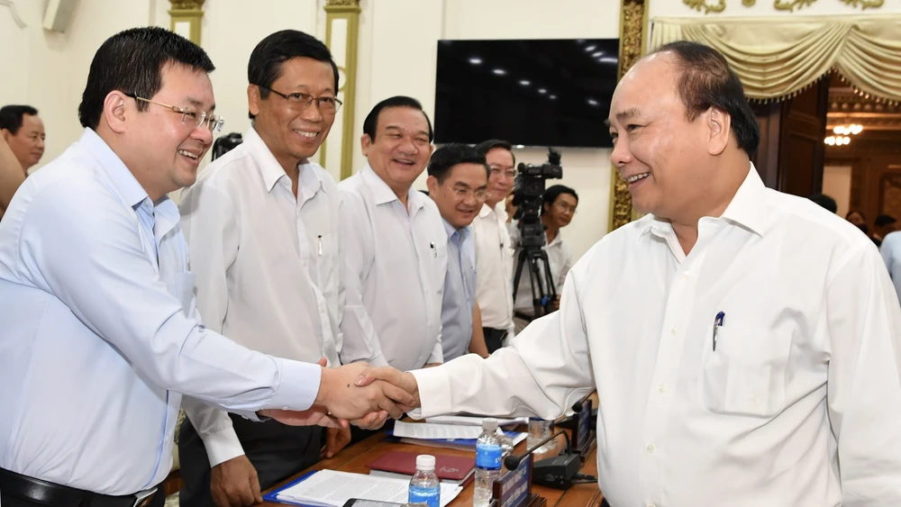 Thủ tướng Nguyễn Xuân Phúc trao đổi với các đồng chí lãnh đạo sở ngành trong buổi làm việc với TPHCM