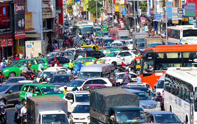 Một vụ ùn tắc giao thông nghiêm trọng trên đường Trường Sơn (quận Tân Bình) trong tháng 5-2017