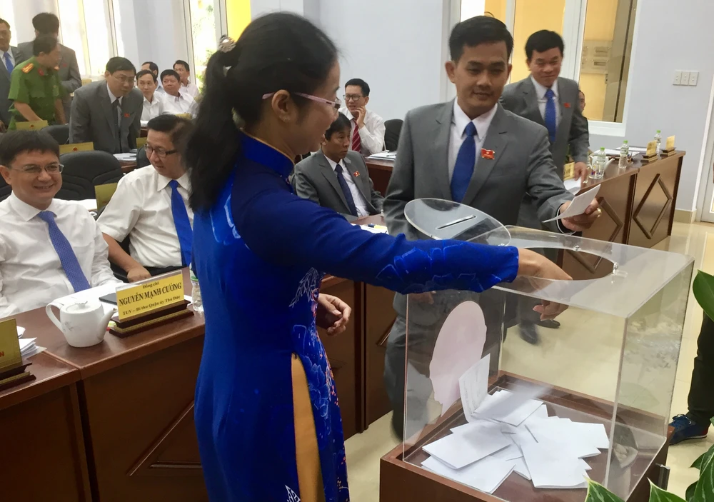 Các đại biểu HĐND quận Thủ Đức bỏ phiếu bầu đồng chí Nguyễn Thọ Truyền giữ chức danh Chủ tịch HĐND quận Thủ Đức nhiệm kỳ 2016-2021.