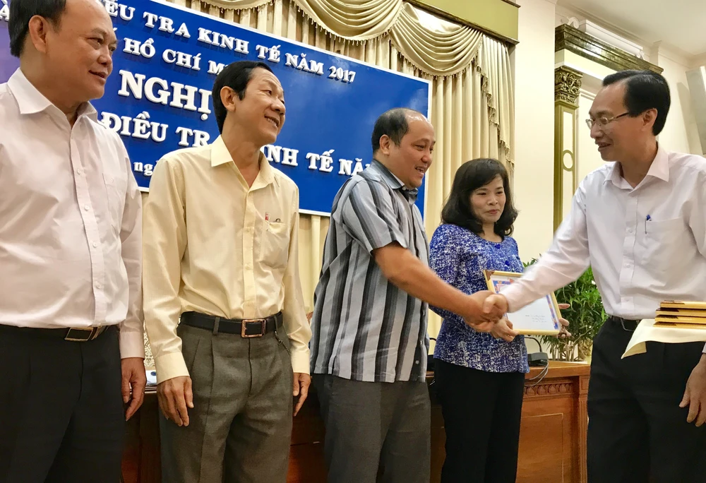 Phó Chủ tịch Thường trực UBND TP Lê Thanh Liêm khen tặng các địa phương có tỷ lệ thu phiếu cao nhất