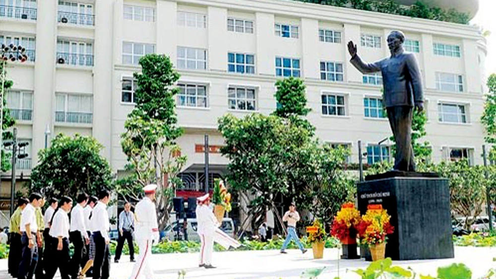 Tượng đài Chủ tịch Hồ Chí Minh
