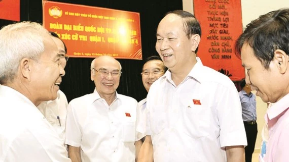 Chủ tịch nước Trần Đại Quang tiếp xúc cử tri TPHCM hôm 13-10. Ảnh: VIỆT DŨNG