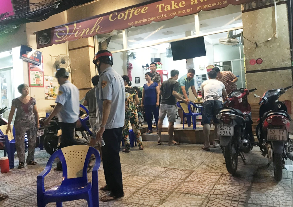 Đoàn kiểm tra phường Cầu Kho xử lý một quán cà phê lấn chiếm vỉa hè. Ảnh: KIỀU PHONG