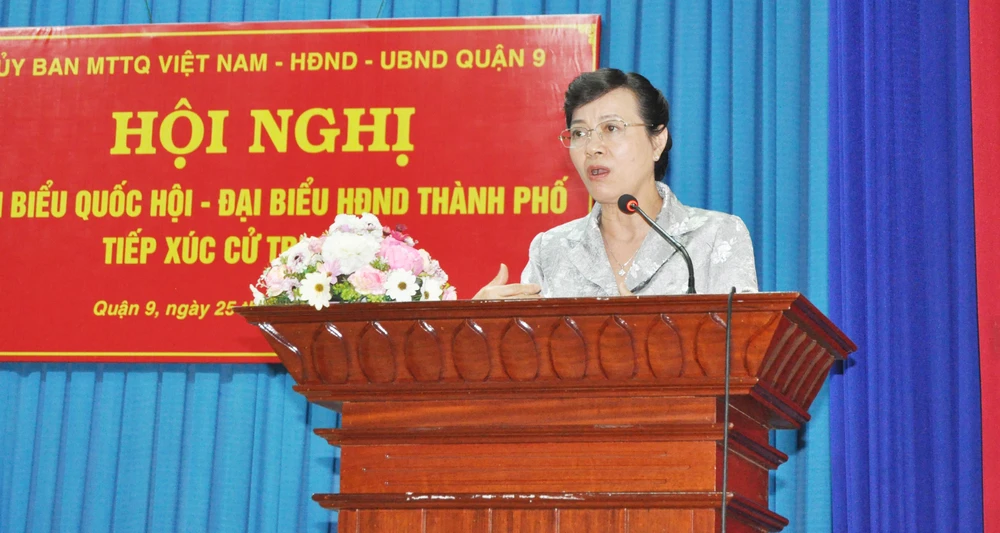 Đồng chí Nguyễn Thị Quyết Tâm, Chủ tịch HĐND TPHCM trả lời ý kiến cử tri. Ảnh: KIỀU PHONG