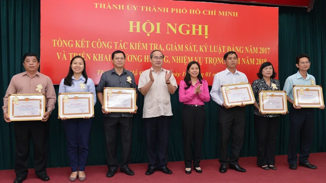 Bí thư Thành ủy TPHCM Nguyễn Thiện Nhân và Ủy viên Ủy Ban Kiểm tra Trung ương Huỳnh Thị Xuân Lam trao bằng khen cho các tập thể xuất sắc