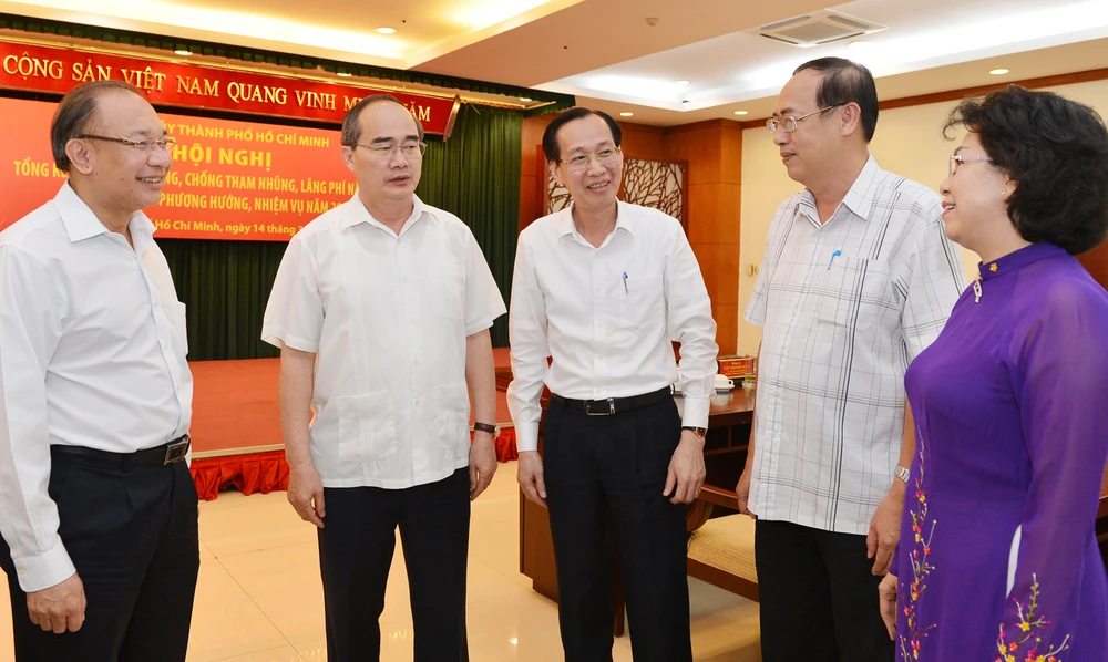 Bí thư Thành ủy TPHCM Nguyễn Thiện Nhân trao đổi với các đồng chí lãnh đạo TPHCM tại Hội nghị 