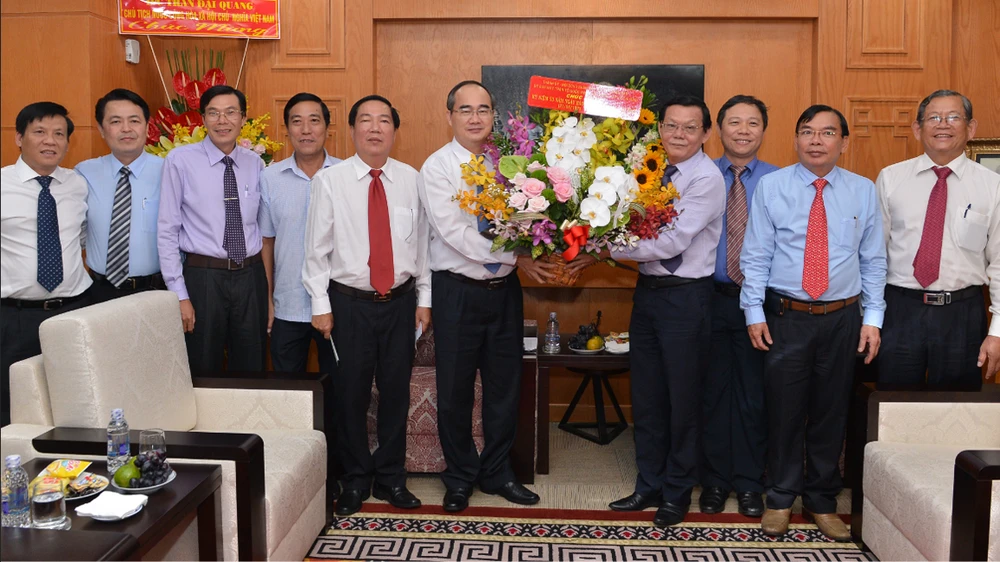 Bí thư Thành ủy Nguyễn Thiện Nhân tặng hoa chúc mừng Báo Sài Gòn Giải Phóng. Ảnh: VIỆT DŨNG