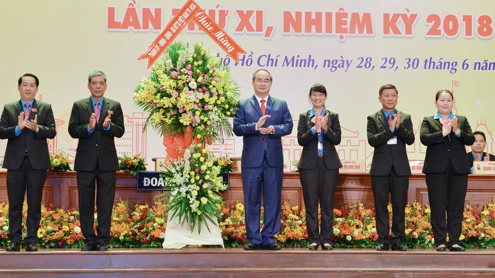 Bí thư Thành uỷ TPHCM Nguyễn Thiện Nhân tặng hoa chúc mừng Đại hội Công đoàn TPHCM. Ảnh: VIỆT DŨNG