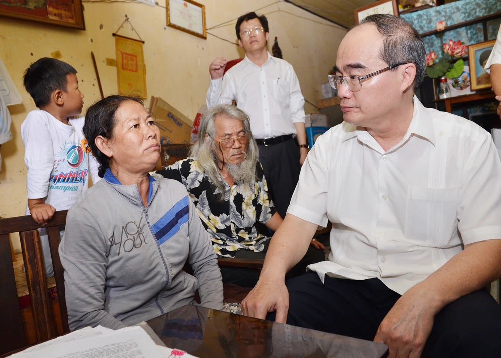 Bí thư Thành ủy TPHCM Nguyễn Thiện Nhân thăm hỏi người dân Thủ Thiêm ở khu tạm cư. Ảnh: VIỆT DŨNG