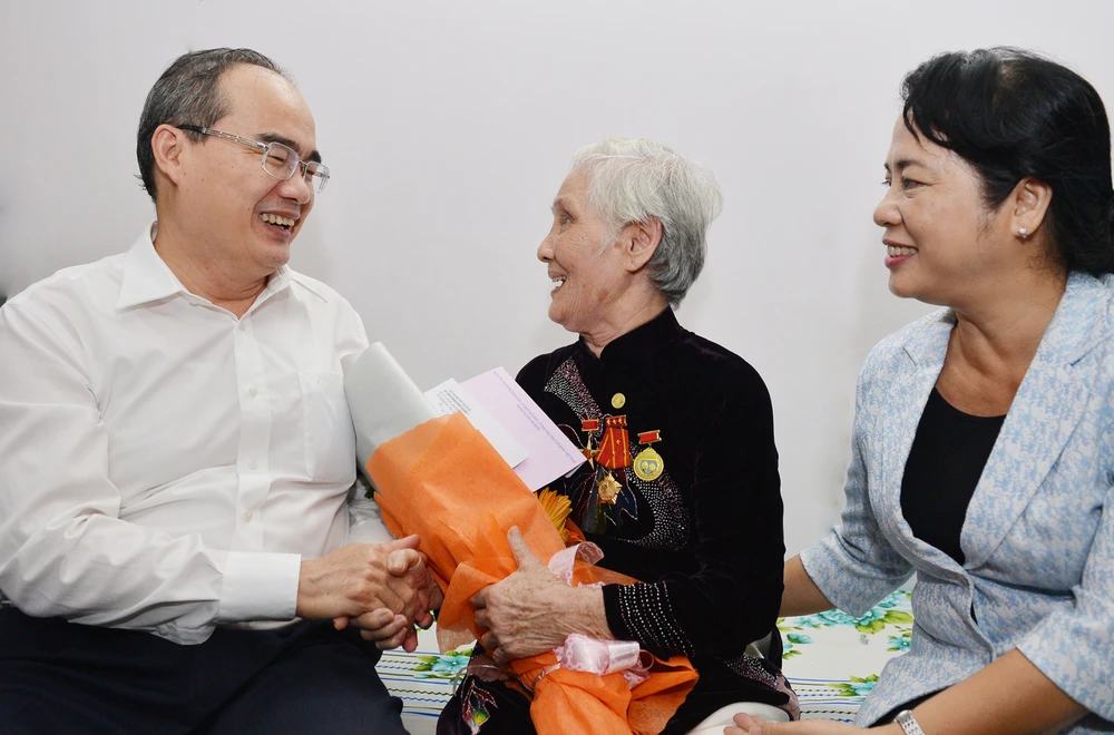 Bí thư Thành ủy TPHCM Nguyễn Thiện Nhân thăm hỏi, tặng quà Mẹ Việt Nam Anh hùng Lê Thị Cách. Ảnh: VIỆT DŨNG