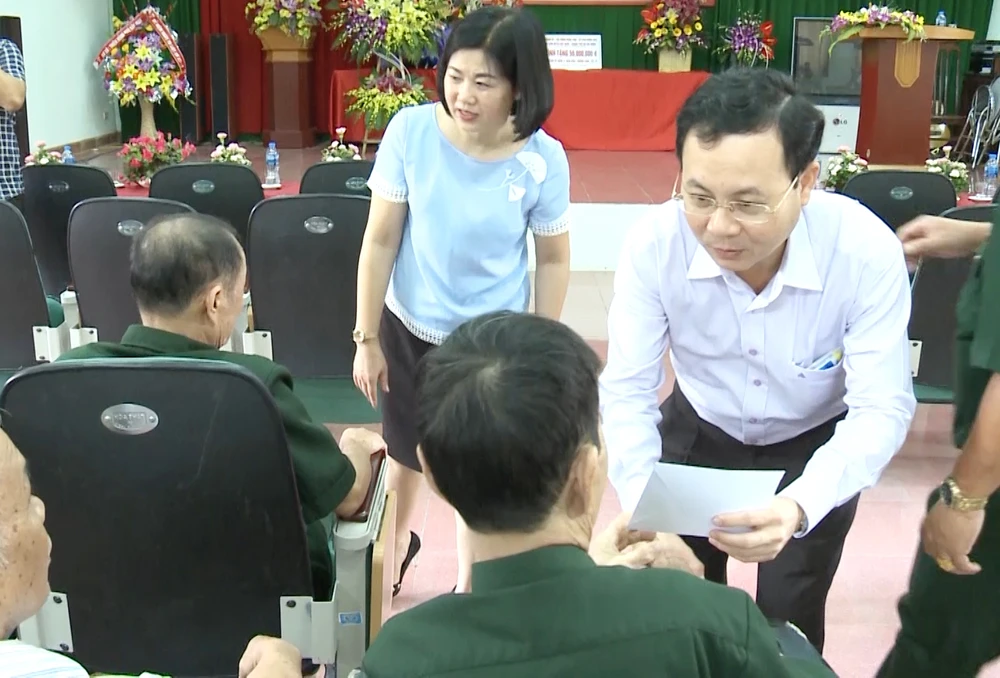 Chủ nhiệm Ủy ban Kiểm tra Thành ủy TPHCM thăm, tặng quà các thương binh đang điều trị tai Trung tâm Điều dưỡng thương binh Lạng Giang (tỉnh Bắc Giang). Ảnh: CTV