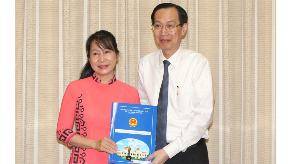 Phó Chủ tịch Thường trực UBND TPHCM Lê Thanh Liêm trao quyết định bổ nhiệm cho bà Chu Vân Hải