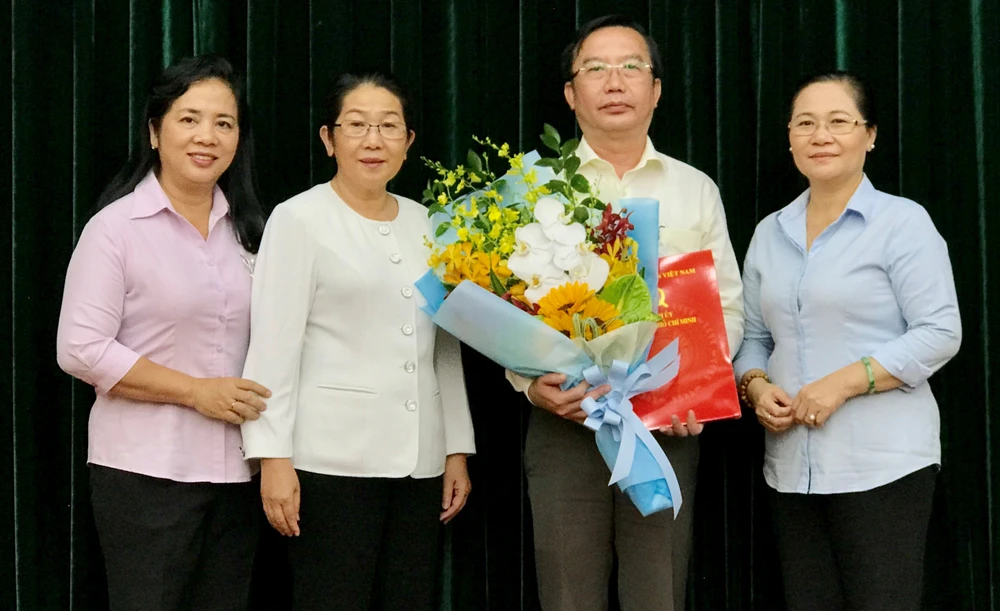 Tân Chánh Văn phòng Thành ủy TPHCM Trần Thế Thuận (thứ 2, từ phải sang) tại buổi trao quyết định. Ảnh: KIỀU PHONG