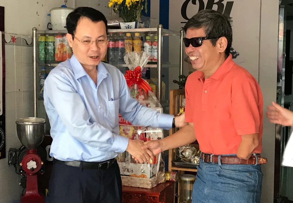 Chủ nhiệm Ủy ban Kiểm tra Thành ủy TPHCM Nguyễn Văn Hiếu thăm, tặng quà tết thương binh nặng đặc biệt Trần Văn Tản. Ảnh: KIỀU PHONG