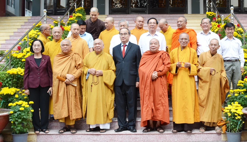 Bí thư Thành ủy TPHCM Nguyễn Thiện Nhân cùng đoàn lãnh đao TPHCM thăm Văn phòng 2 Trung ương Giáo hội Phật giáo Việt Nam. Ảnh: KIỀU PHONG