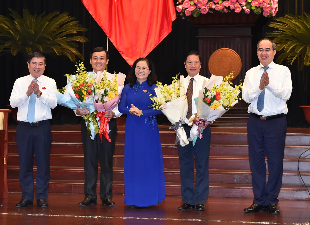 Các đồng chí lãnh đạo TPHCM chúc mừng đồng chí Hà Phước Thắng và đồng chí Đặng Minh Đạt được bầu làm ủy viên UBND TPHCM. Ảnh: VIỆT DŨNG