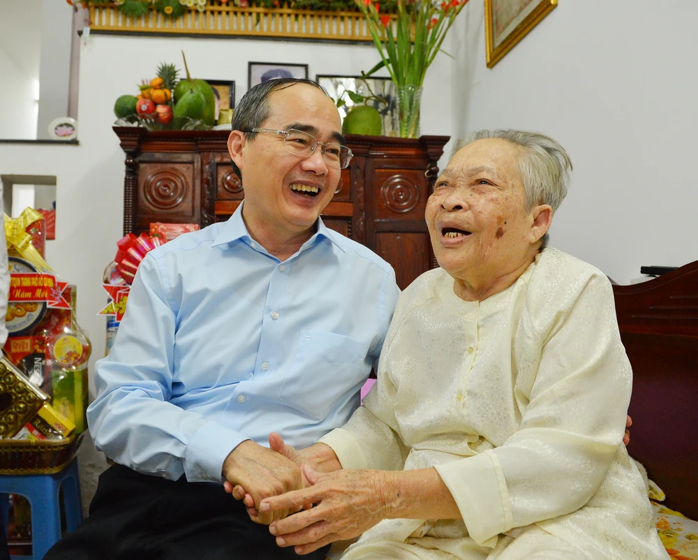 Đồng chí Nguyễn Thiện Nhân thăm hỏi mẹ Việt Nam Anh hùng Nguyễn Thị Sáng. Ảnh: VIỆT DŨNG