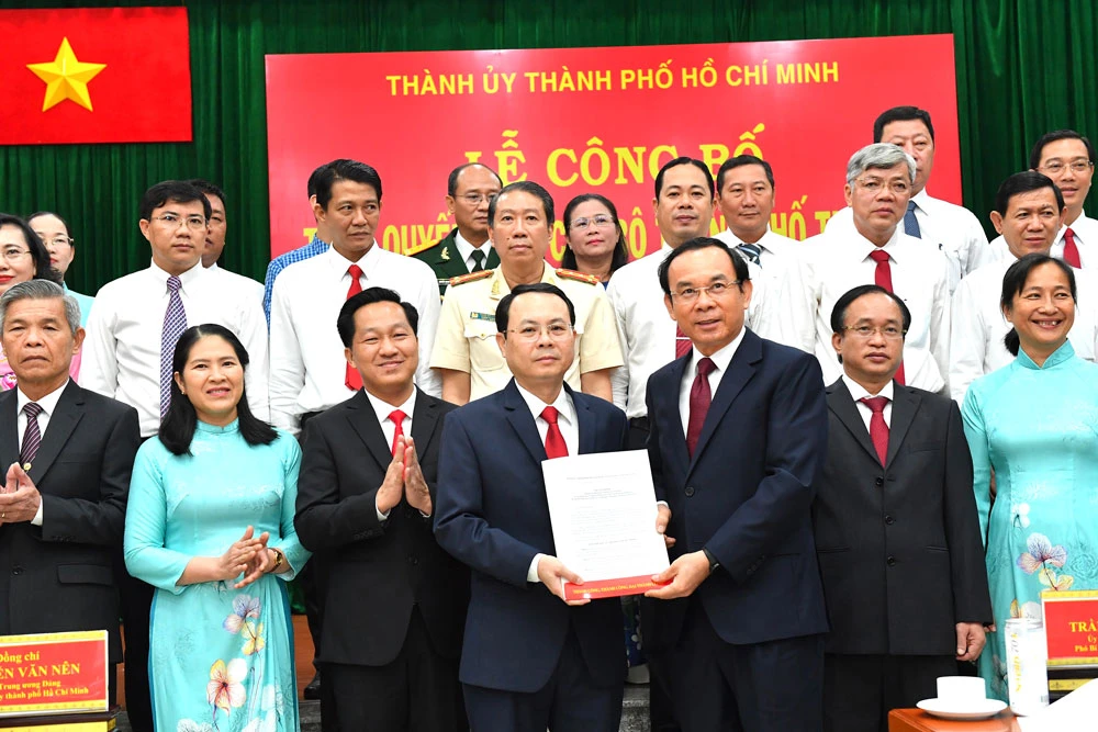 Bí thư Thành uỷ TPHCM Nguyễn Văn Nên trao quyết định thành lập Đảng bộ TP Thủ Đức cho Bí thư TP Thủ Đức Nguyễn Văn Hiếu. Ảnh: VIỆT DŨNG