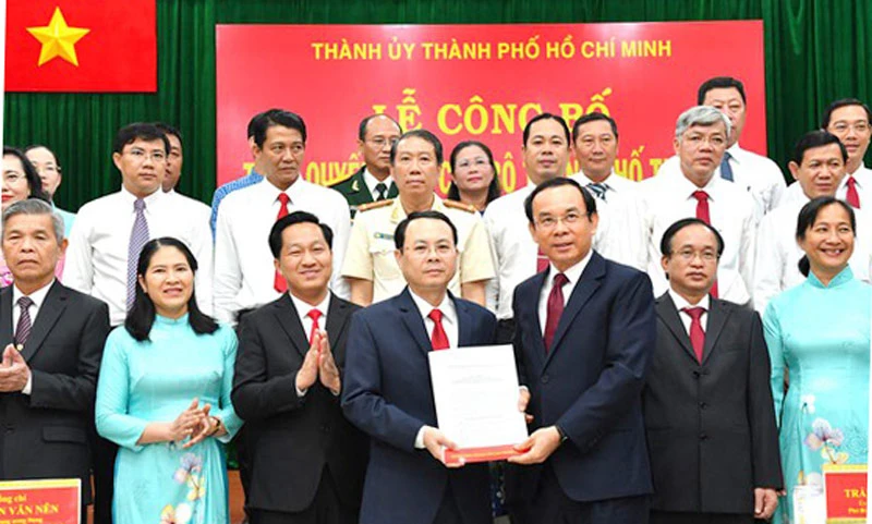 Bí thư Thành ủy TPHCM Nguyễn Văn Nên trao quyết định thành lập Đảng bộ TP Thủ Đức cho Bí thư TP Thủ Đức Nguyễn Văn Hiếu. Ảnh: VIỆT DŨNG