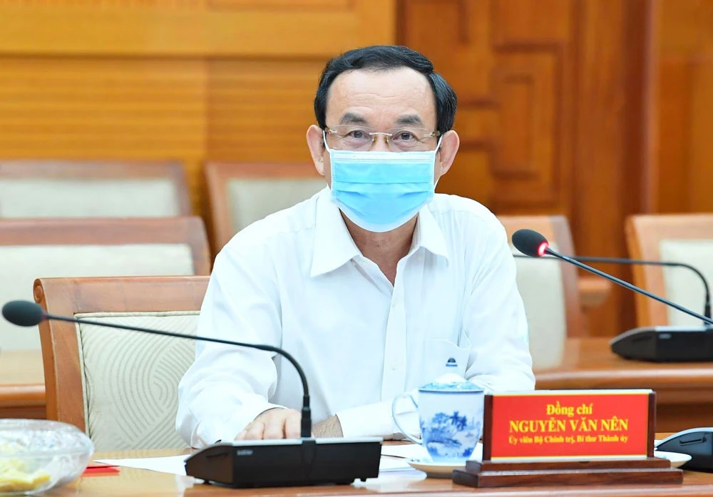 Ủy viên Bộ Chính trị, Bí thư Thành ủy TPHCM Nguyễn Văn Nên chủ trì cuộc họp. Ảnh: VIỆT DŨNG