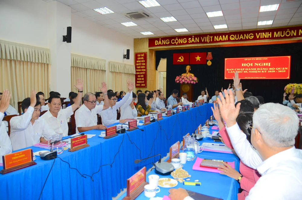 Các đại biểu biểu quyết thông qua nhiệm vụ trọng tâm, giải pháp chủ yếu của quận Bình Tân trong thời gian tới
