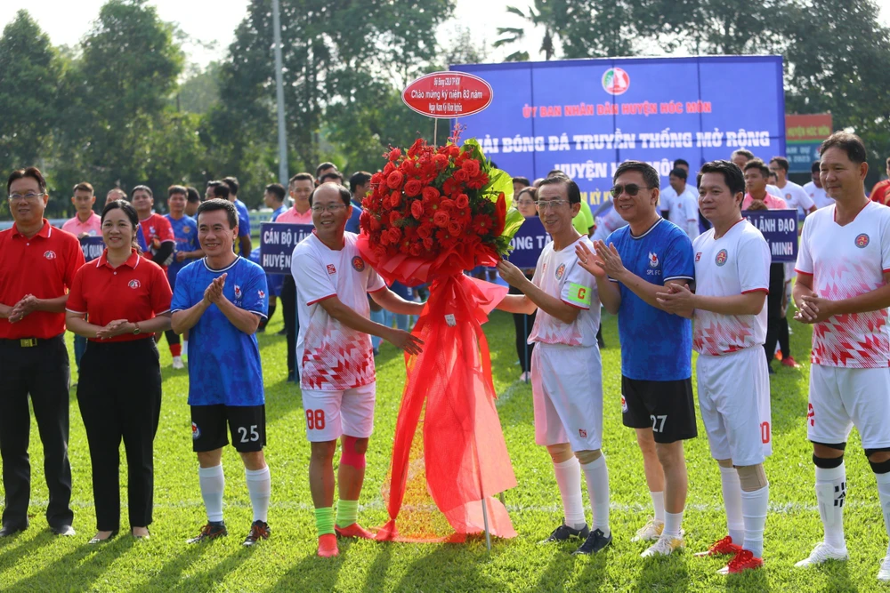 Đại diện các các đội bóng tặng hoa chúc mừng ban tổ chức