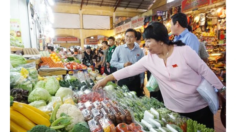 Bà Thi Thị Tuyết Nhung, Trưởng Ban Văn hóa - Xã hội, HĐND TPHCM kiểm tra an toàn thực phẩm tại chợ Bến Thành