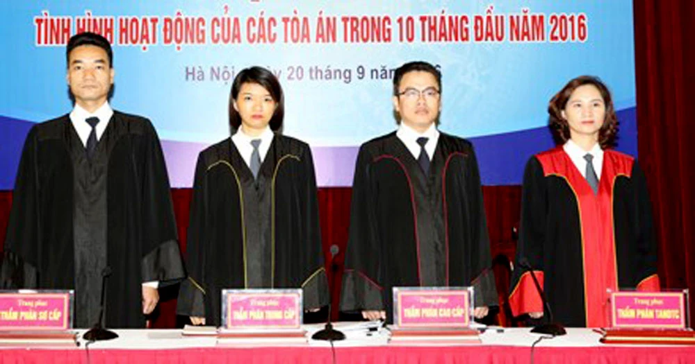 Từ trái sang: Trang phục thẩm phán sơ cấp, thẩm phán trung cấp, thẩm phán cao cấp, thẩm phán TAND Tối cao