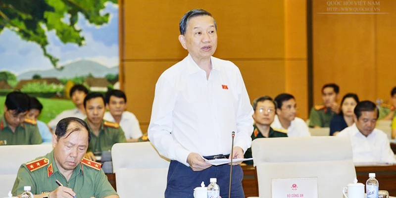 Bộ trưởng Bộ Công an Tô Lâm trình bày Tờ trình tại phiên họp