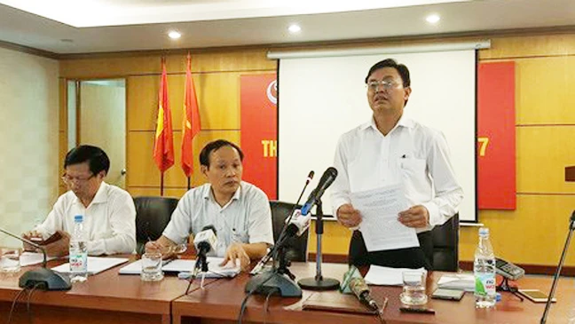 Ông Hoàng Văn Thức - Phó Tổng cục trưởng (bìa phải) thông tin tới báo chí diễn biến sự việc