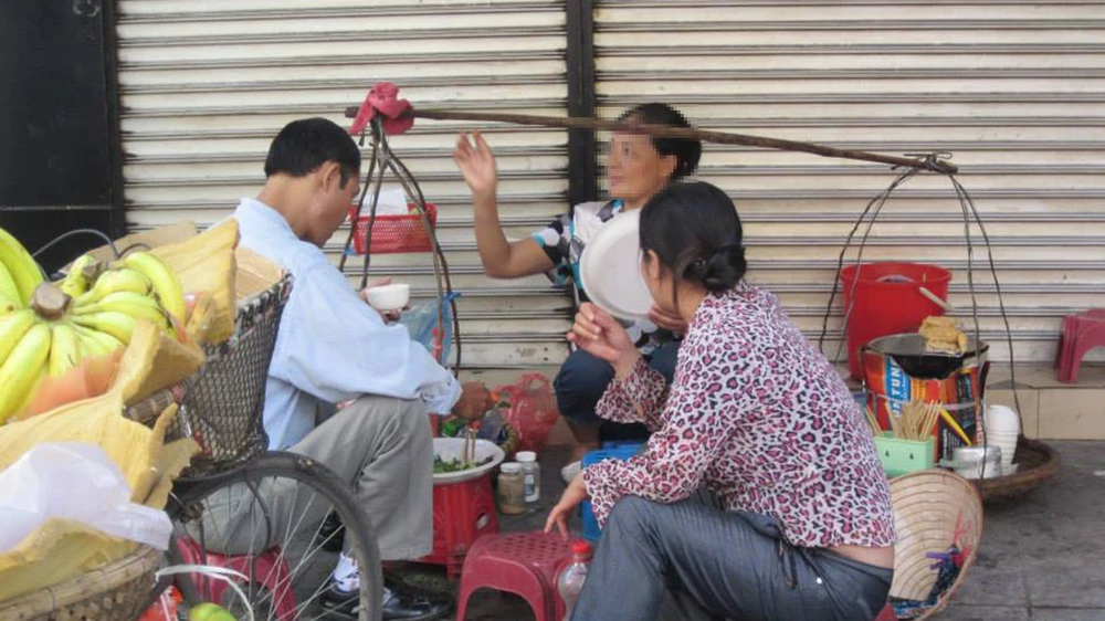 Tình trạng lấn chiếm vỉa hè để kinh doanh khá phổ biến tại Hà Nội. Ảnh: TRUNG THU