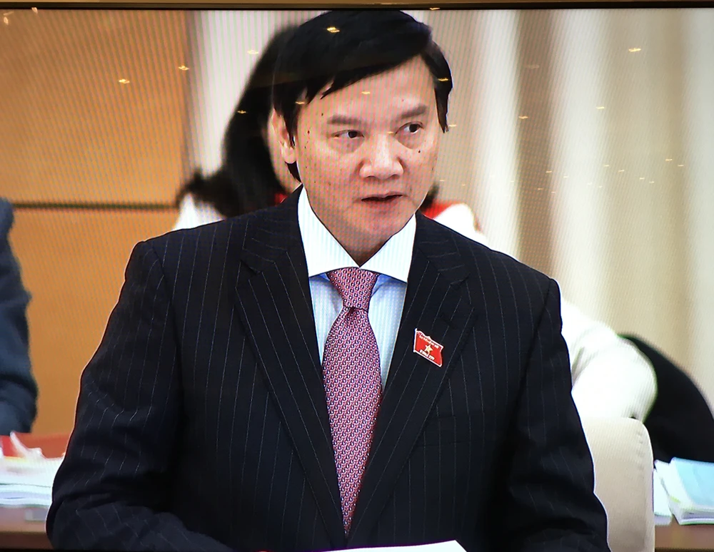 Chủ nhiệm Ủy ban Pháp luật Nguyễn Khắc Định phát biểu tại phiên họp 