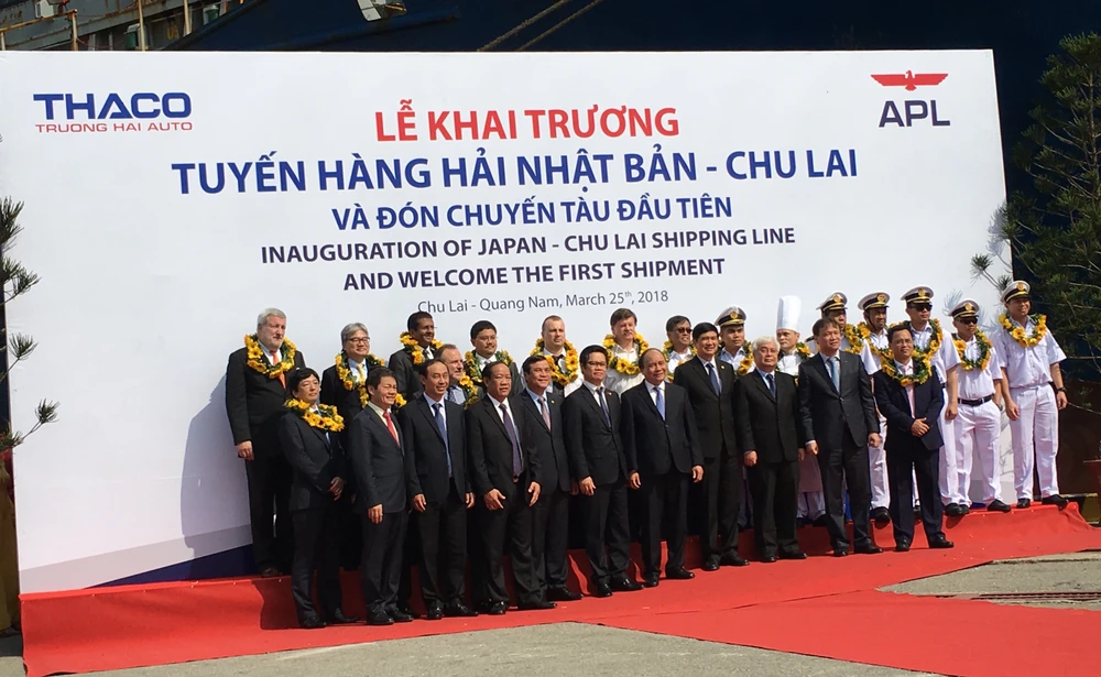 Thủ tướng Chính phủ Nguyễn Xuân Phúc cùng lãnh đạo các bộ, ngành, địa phương tặng hoa cho thuỷ thủ đoàn của hãng tàu APL