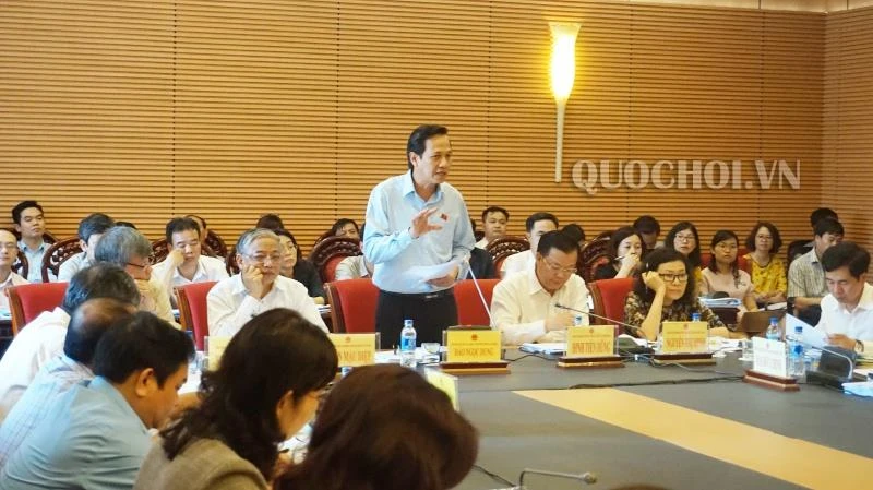 Bộ trưởng Bộ Lao động Thương binh và Xã hội Đào Ngọc Dung giải trình tại phiên họp 