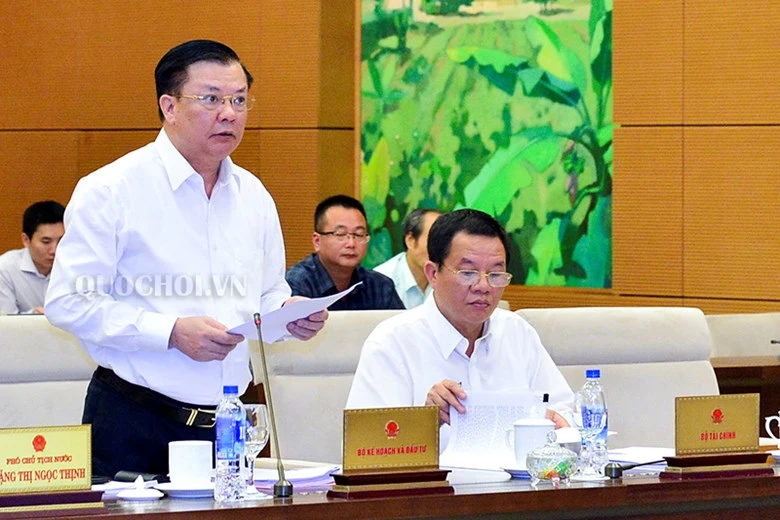 Bộ trưởng Bộ Tài chính Đinh Tiến Dũng trình bày tờ trình của Chính phủ tại phiên họp 