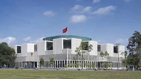 Nhà Quốc hội tọa lạc trên đường Độc Lập, quận Ba Đình, thành phố Hà Nội 