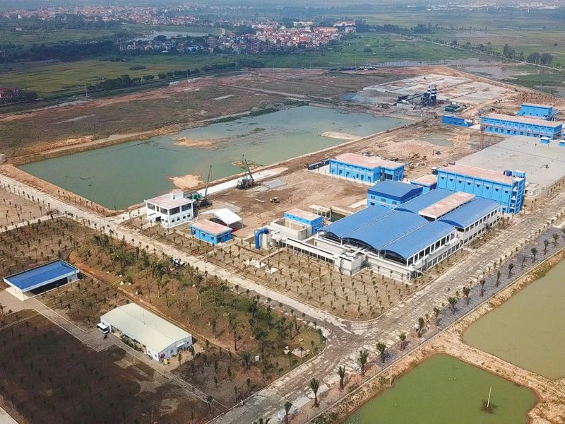 Nhà máy Nước mặt Sông Đuống - dự án cung cấp nước sạch có quy mô lớn nhất miền Bắc tại Hà Nội, có vốn đầu tư của Đức (đã khánh thành giai đoạn I và đang triển khai giai đoạn II).