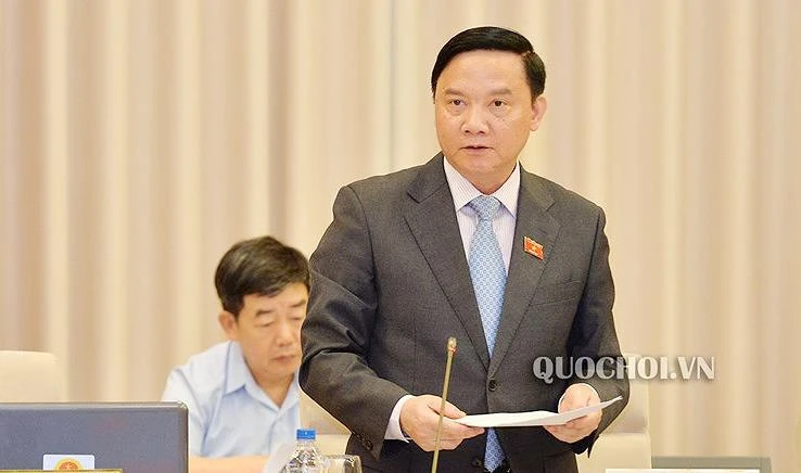 Chủ nhiệm Ủy ban Pháp luật Nguyễn Khắc Định trình bày báo cáo tại phiên họp. Ảnh: quochoi