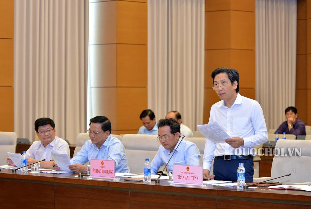 Thứ trưởng Bộ Nội vụ Trần Anh Tuấn trình bày tờ trình của Chính phủ tại phiên họp 