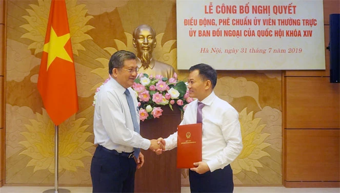 Chủ nhiệm Ủy ban Đối ngoại Nguyễn Văn Giàu chúc mừng Ủy viên Thường trực Đôn Tuấn Phong về công tác tại Ủy ban Đối ngoại