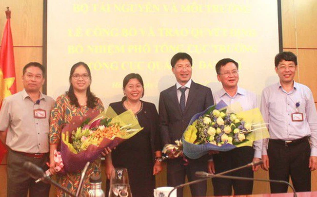 Thứ trưởng Bộ Tài nguyên và Môi trường Nguyễn Thị Phương Hoa đã trao các quyết định bổ nhiệm cho 2 tân Phó Tổng cục trưởng