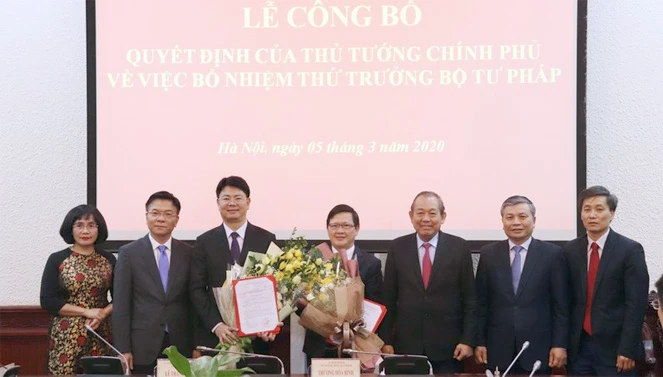  Phó Thủ tướng Thường trực Chính phủ Trương Hoà Bình tặng hoa chúc mừng hai thứ trưởng mới được bổ nhiệm