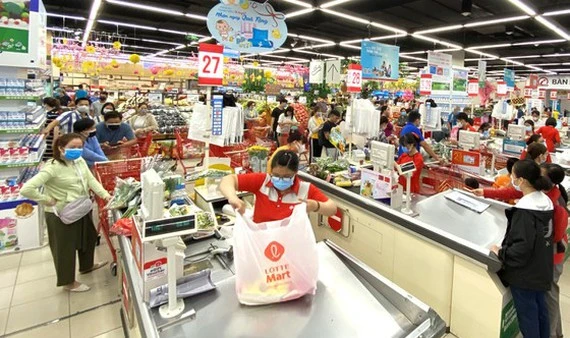 Các hệ thống siêu thị tại TPHCM cung cấp đầy đủ hàng hóa trong thời điểm xảy ra dịch Covid-19, tháng 3-2020. Ảnh: CAO THĂNG