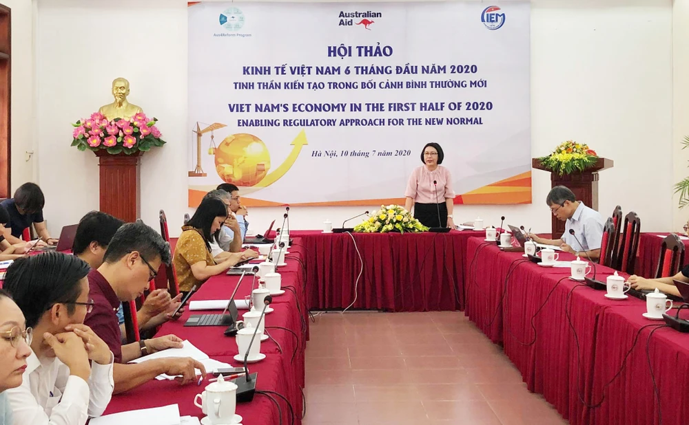 Bà Trần Thị Hồng Minh, Viện trưởng Viện Nghiên cứu quản lý kinh tế Trung ương (CIEM) phát biểu khai mạc hội thảo