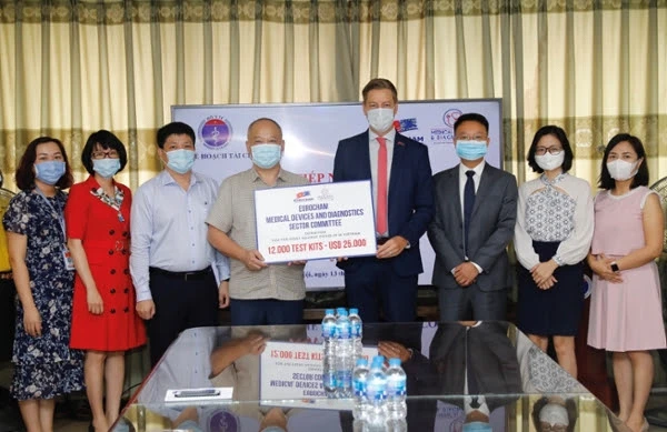 Đại diện Tiểu ban Trang thiết bị Y tế và Chẩn đoán thuộc EuroCham trao tặng test xét nghiệm cho Bộ Y tế Việt Nam