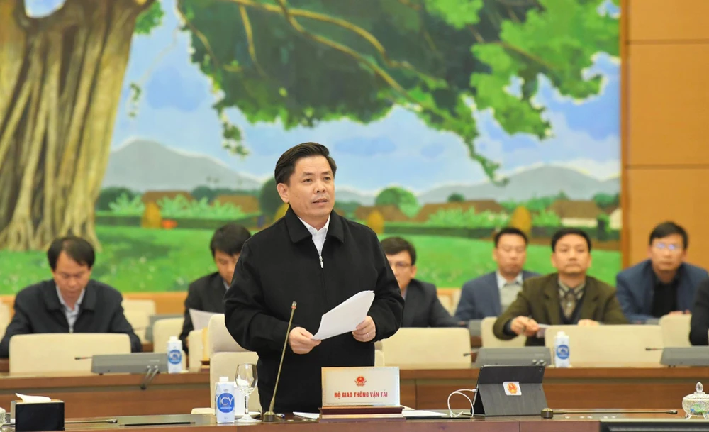 Bộ trưởng Bộ Giao thông Vận tải Nguyễn Văn Thể báo cáo tại phiên họp. Ảnh: VIẾT CHUNG