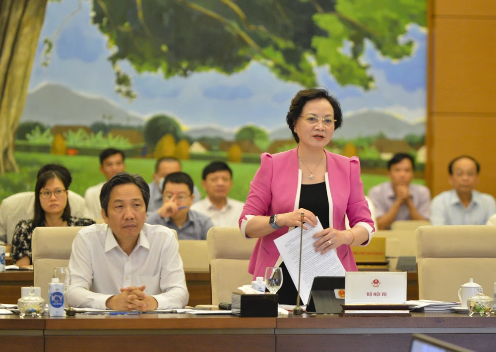 Bộ trưởng Bộ Nội vụ Phạm Thị Thanh Trà trình bày Tờ trình của Chính phủ tại phiên họp của Ủy ban Thường vụ Quốc hội. Ảnh: QUANG PHÚC