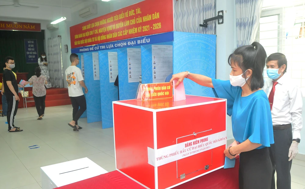 Cử tri bỏ phiếu tại điểm bầu cử số 65, Trường THCS Đoàn Thị Điểm, quận 3, TPHCM. Ảnh: CAO THĂNG