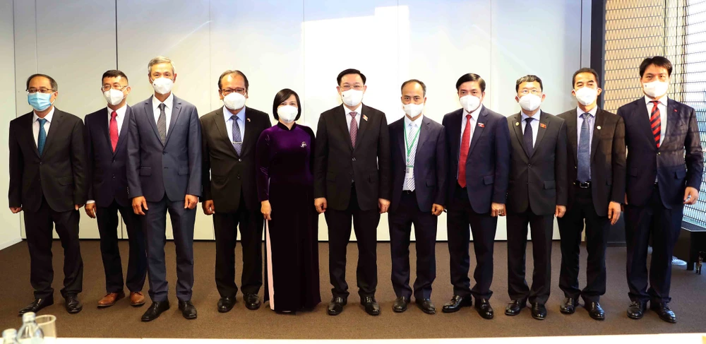 Chủ tịch Quốc hội Vương Đình Huệ gặp 6 Đại sứ Việt Nam tại các nước khu vực châu Âu. Ảnh: DOÃN TẤN
