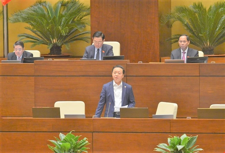 Bộ trưởng TN-MT Trần Hồng Hà giải trình tại phiên thảo luận về dự kiến quy hoạch sử dụng đất quốc gia thời kỳ 2021 - 2030, tầm nhìn đến năm 2050 và kế hoạch sử dụng đất 5 năm (2021 - 2025)
